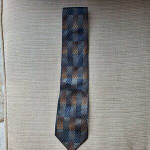 Multicolored tie